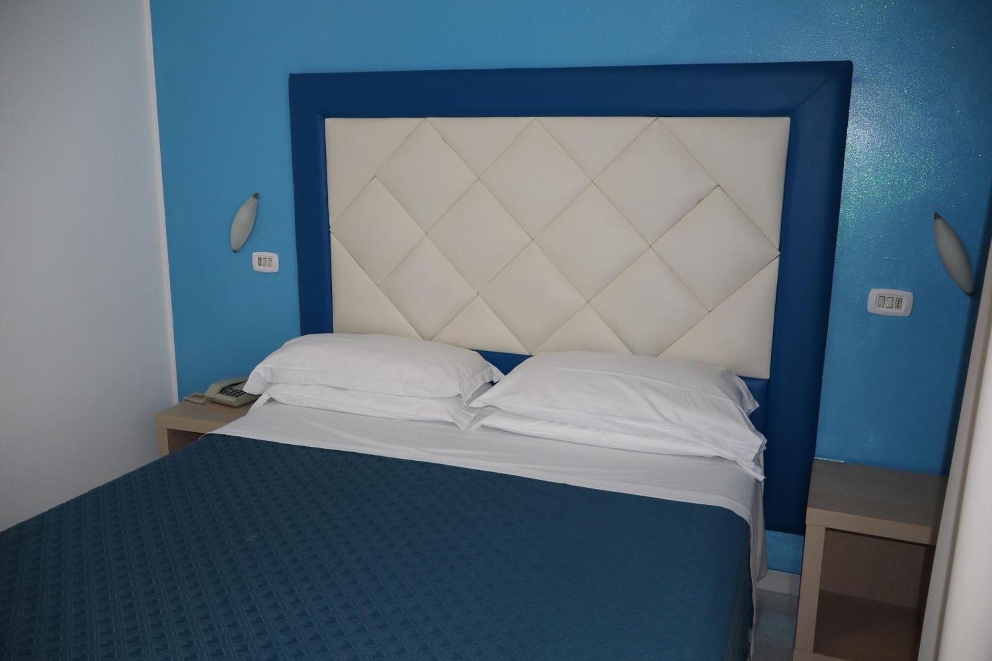 Hotel Albatros Розето дели Абруци Екстериор снимка