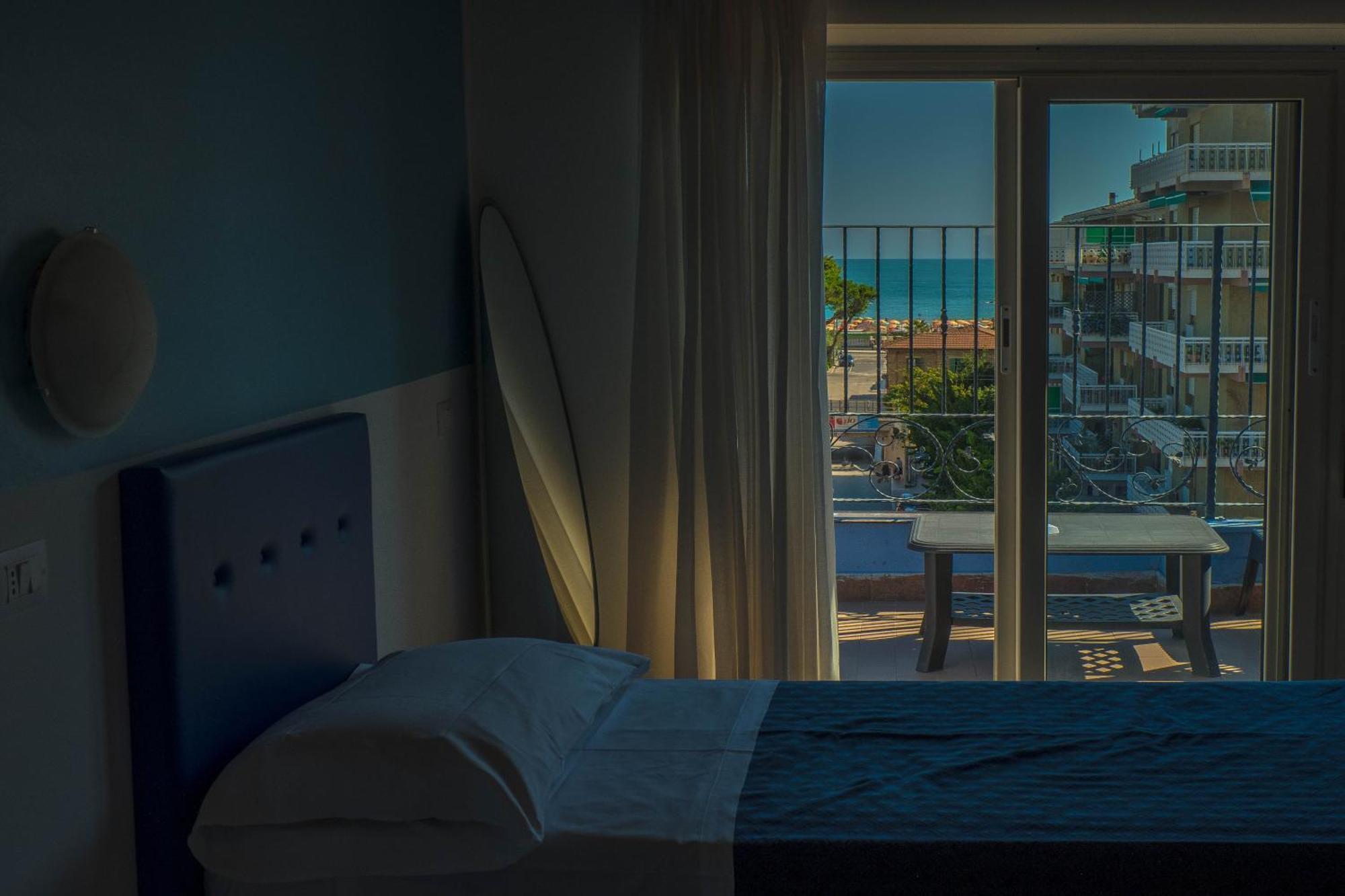 Hotel Albatros Розето дели Абруци Екстериор снимка