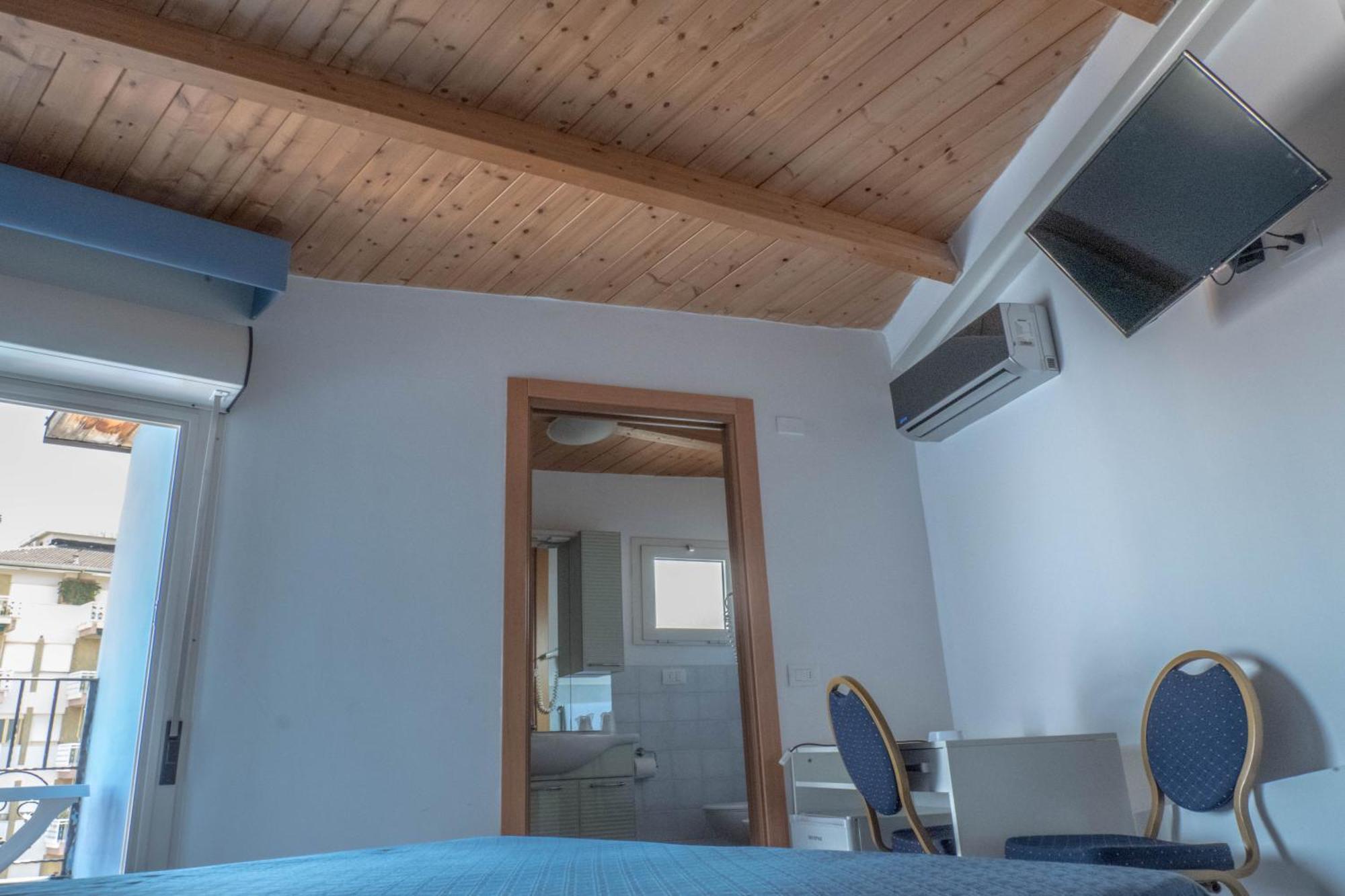Hotel Albatros Розето дели Абруци Екстериор снимка