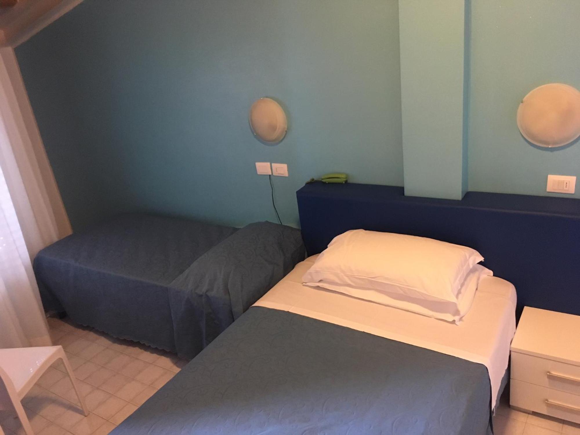 Hotel Albatros Розето дели Абруци Екстериор снимка