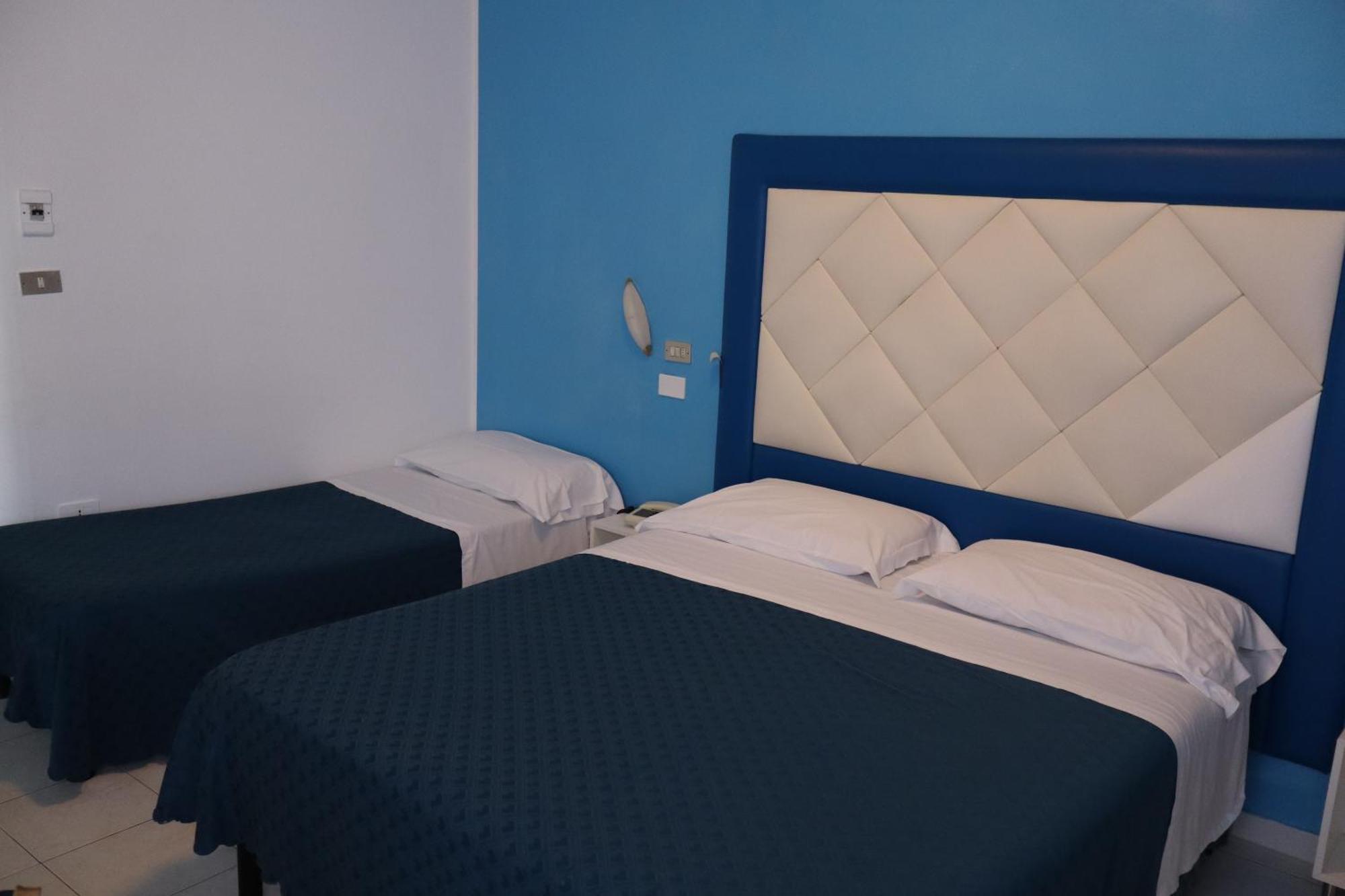 Hotel Albatros Розето дели Абруци Екстериор снимка