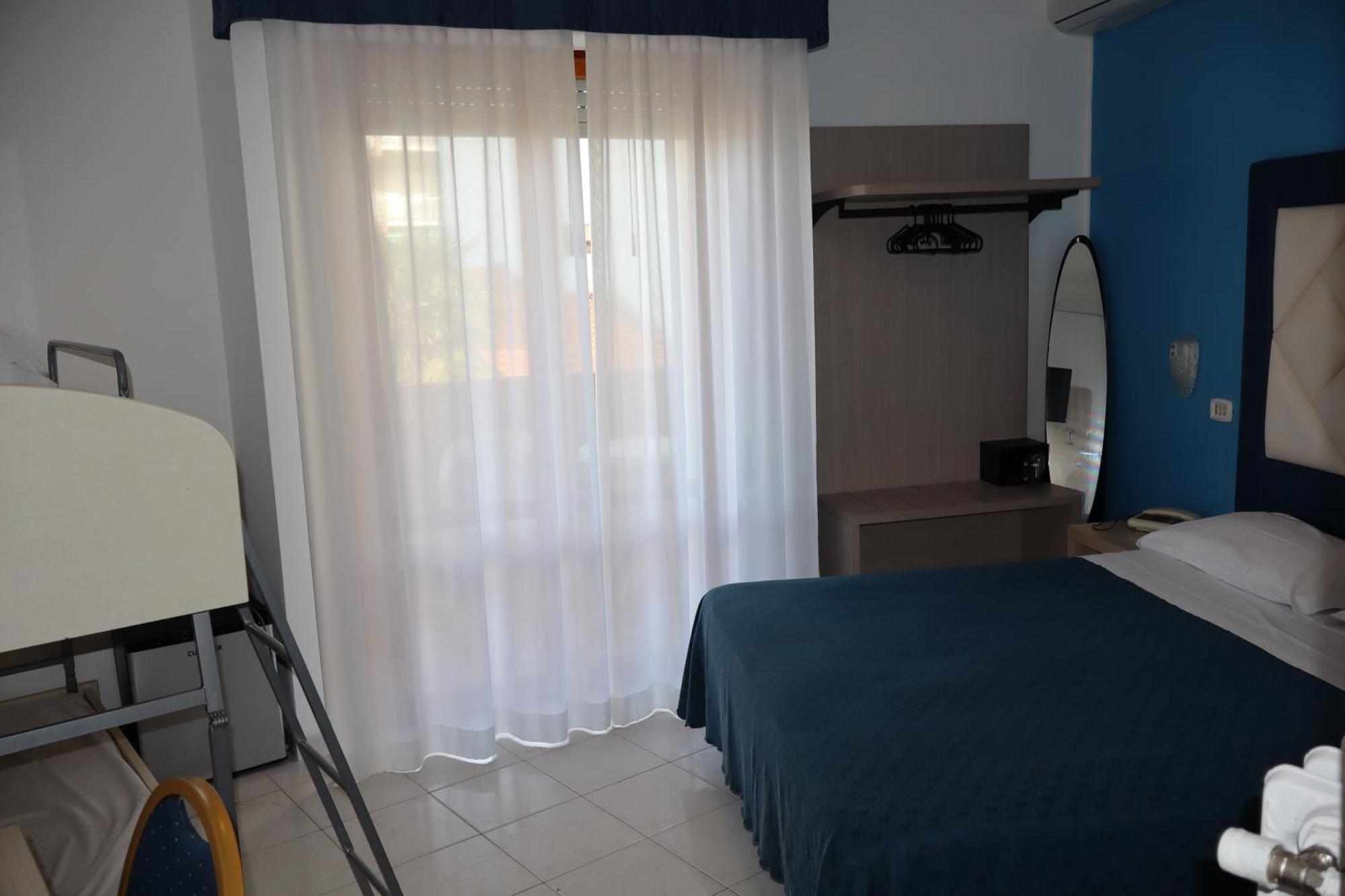 Hotel Albatros Розето дели Абруци Екстериор снимка