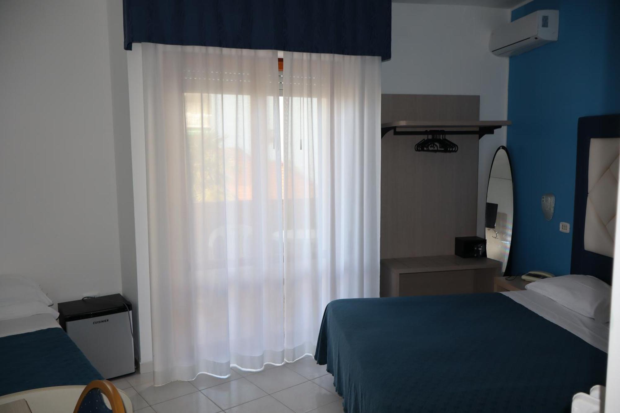 Hotel Albatros Розето дели Абруци Екстериор снимка